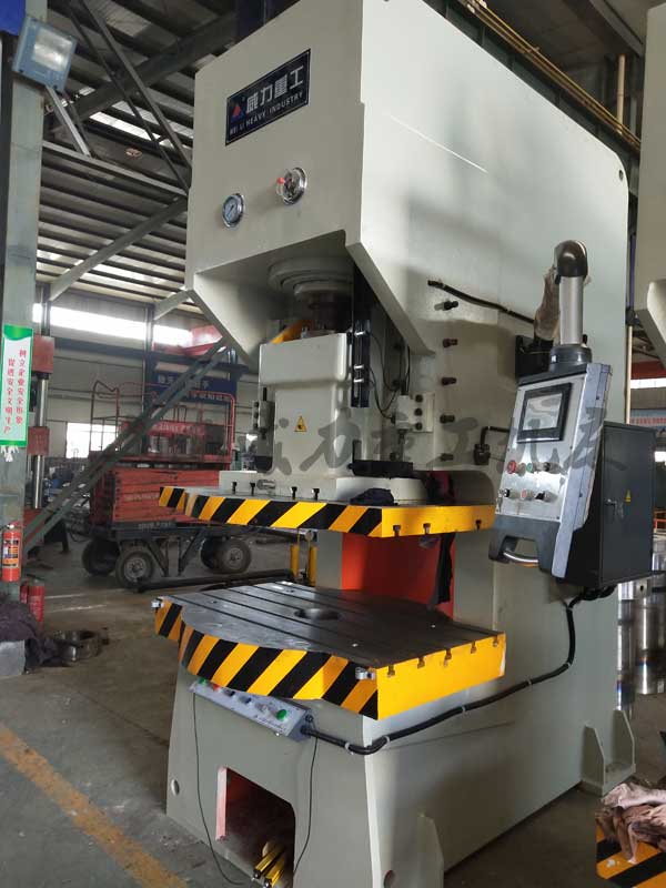 200吨液压冲床车间实物图