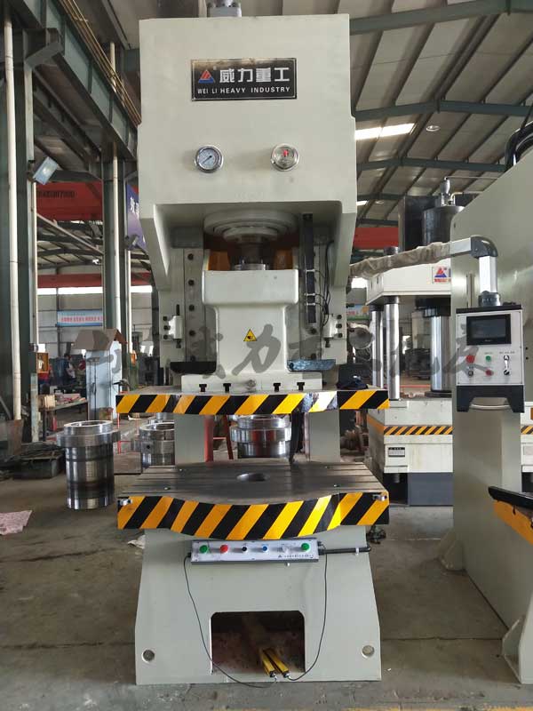 南京客户定做的200吨液压冲床(加大工作台板)